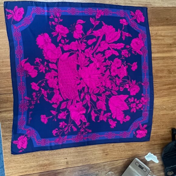 NINA RICCI SQUARE INCREDIBLE and rare silk scarf 34" square MADE IN ITALY - Picture 4 of 9